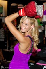 组图：超模艾琳-希瑟顿穿运动背心变性感拳击手