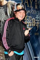 幻灯图：陈奕迅出席周杰伦小巨蛋个唱搞怪互动