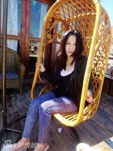 幻灯图：熊乃瑾丽江写真素颜出镜 宛若山水精灵