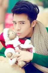 组图：黄智博圣诞卖萌 怀抱小熊祝福歌迷
