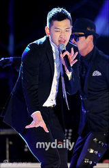 组图：Rain服军役期间奉命演出 不穿军装穿正装