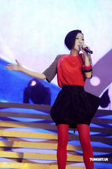 幻灯图：Twins同台献唱 阿娇与陈伟霆贴身热舞