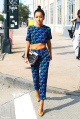 组图：吉克隽逸与杨幂同台看秀 露脐装秀蛮腰