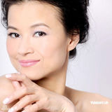 幻灯图：黎燕珊代言大秀长腿 星级辣妈分享美丽心经