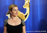温丝莱特获德国Bambi颁奖礼最佳女演员 屈膝捧金鹿