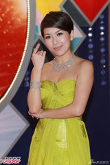 组图：黄智雯身着黄裙亮丽 梁烈唯工装俏皮