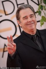 组图：《米勒一家》男星博-布里奇斯亮相金球奖