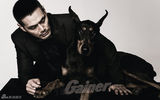 组图：邵兵全新大片型男与萌犬共舞