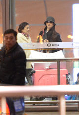 组图：刘亦菲与母潮装回京 全黑装扮酷劲十足