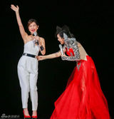 组图：51岁江蕙台上脱裙 露肉色内裤引骚动