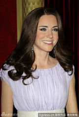 组图：威廉凯特庆纸婚推蜡像 戴安娜蜡像首披红装