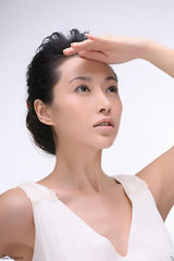 组图：郭金“抛头露面”做慈善 裸妆大片似女神 