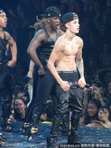 组图：比伯裸上身火辣开唱 遭女舞伴揩油摸腹肌