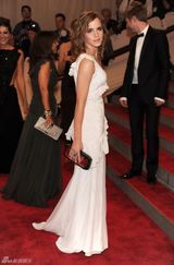 高清组图：纽约大都会庆典 艾玛-沃特森秀香肩