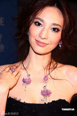 幻灯图：吴佩慈化身艺术大使 展演艺术珠宝气质高贵