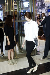 独家高清：张根硕撑品牌活动 少女时代允儿清纯