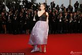 组图：朱莉安-摩尔亮相红毯 华丽长裙笑容甜美