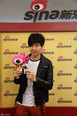 组图：林俊杰做客新浪聊天 吐舌卖萌酒窝俏皮