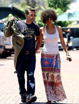 组图：哈利-贝瑞长裙现身和未婚夫午餐