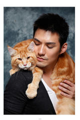 组图：严宽拍摄杂志大片 难忘猫狗情缘