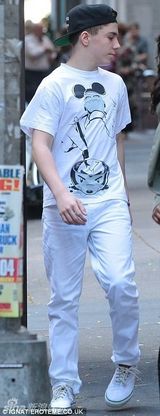 组图：麦姐嘻哈装现身街头 带子女出行酷劲十足