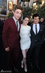 幻灯图集：《月食》洛杉矶首映 主创三人暧昧传情