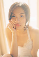 组图：商侃曝大尺度写真 随性柔和文艺气息足