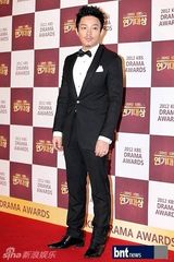 组图：文彩元朴信惠等盛装亮相演技大赏红毯