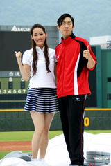 组图：吴建豪新片演绎棒球达人 王予柔绯闻遭追问