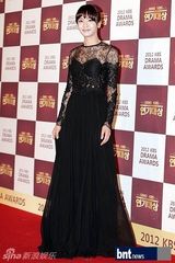 组图：文彩元朴信惠等盛装亮相演技大赏红毯