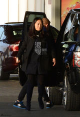 组图：聂远口罩遮面亮相机场 女友甜蜜接机