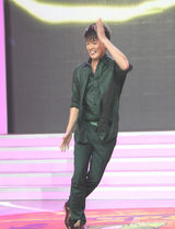 组图：迟帅回《小神龙》做评委台上热舞