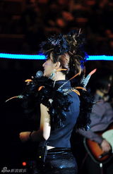 幻灯图集：尚雯婕夸张彩妆震上海 冷经典翻唱3小时