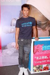 组图：廖碧儿撩发回应整容 古天乐病情恶化急需手术