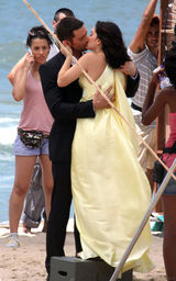 幻灯图集：休-杰克曼巴西拍广告 海滩献吻黄衣美女