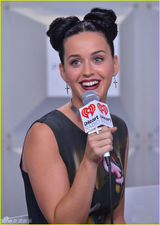 策划：哪吒头成新流行 麦莉凯蒂佩里撞发型