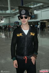 组图：黄晓明黑超抵港心情好 粉红裤带不慎外露