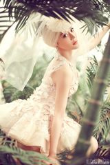 组图：袁姗姗裸色短裙写真 化身叛逆娃娃秀乳沟