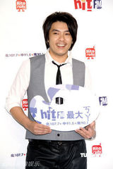 幻灯图：阿杜宣传新专辑 被mv女主角用酒瓶砸头