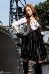 组图：叶熙祺为杂志拍写真 诠释暖阳中黑白诱惑