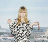 组图：泰勒童真写真比爱心 享受单身否认恋老外