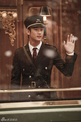 高清图：金秀贤变童话主人公 穿制服唱圣诞歌