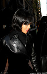 组图：蕾哈娜皮衣酷帅 短发造型红唇惹眼