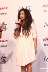 组图：张惠妹代言按摩椅要送妈妈表孝心