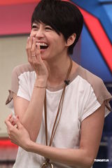 组图：梁咏琪婚后厨艺涨 自曝为老公学包饺子