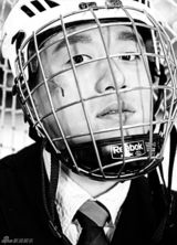 组图：佟大为登《时尚先生》封面 化身冰球战神