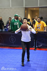 组图：黄奕NBA明星赛全记录 形象大使投注东方目光