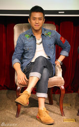 组图：《合伙人》北大交流 三主演兑现5亿激吻