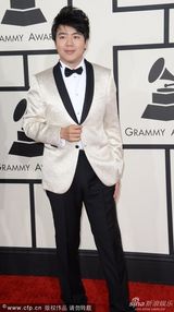 组图：郎朗帅气亮相格莱美红毯 招牌手势绅士范