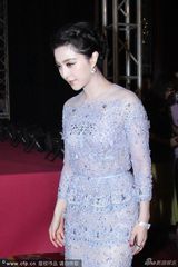 组图：范冰冰透视裙亮相 跪椅热聊显丰满臀部